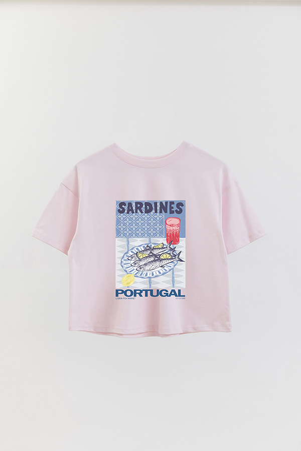 REMERA CROP ESTAMPADA SF SARDINES PORTUGAL