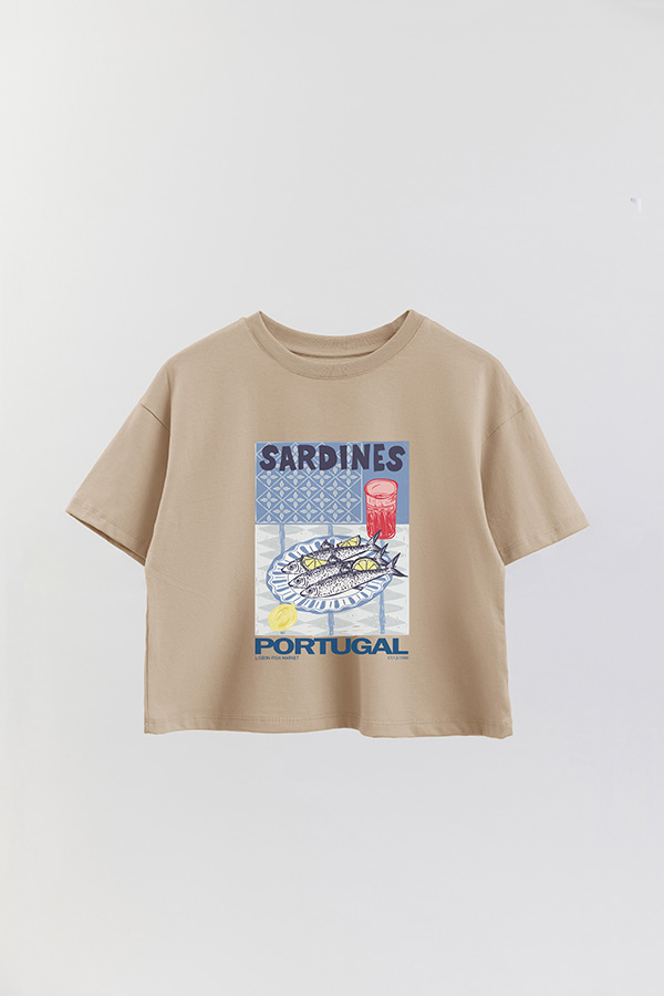 REMERA CROP ESTAMPADA SF SARDINES PORTUGAL