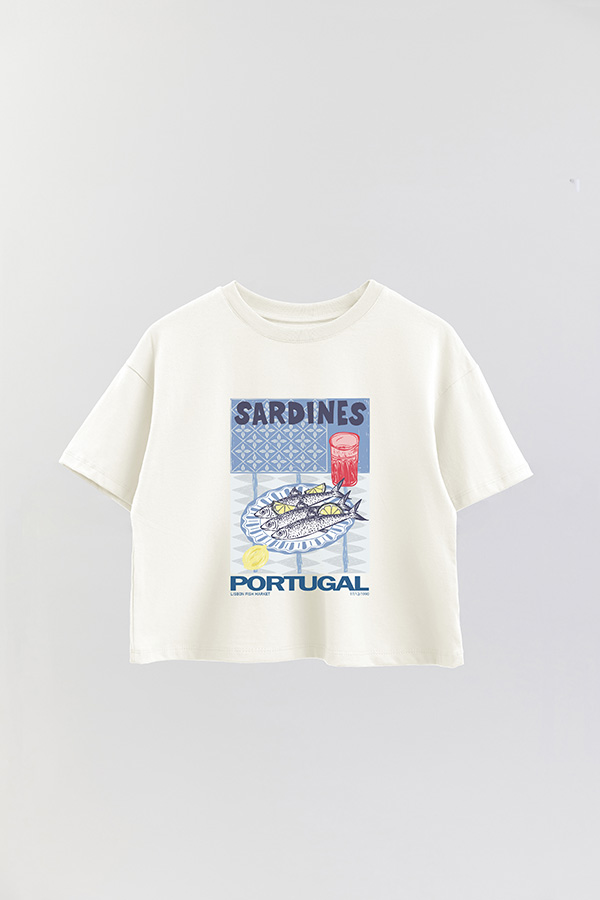 REMERA CROP ESTAMPADA SF SARDINES PORTUGAL