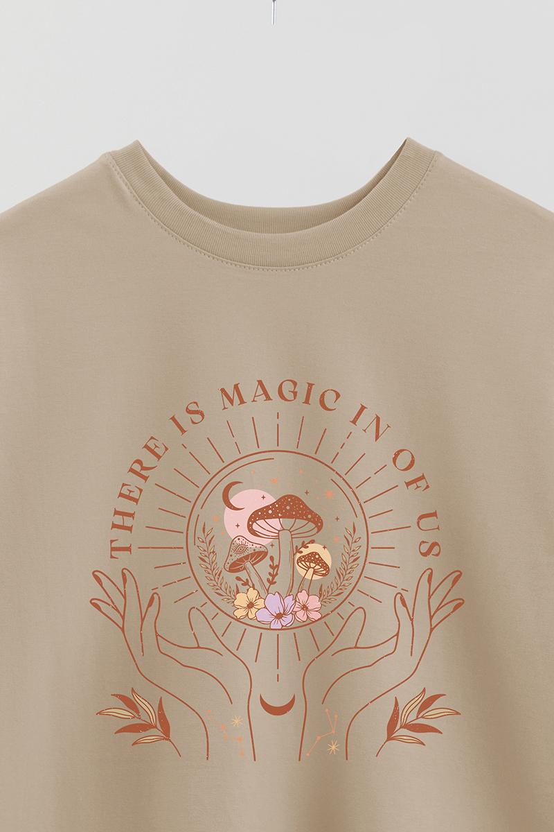 REMERA OVER ESTAMPADA MST THERE IS MAGIC IN OF US