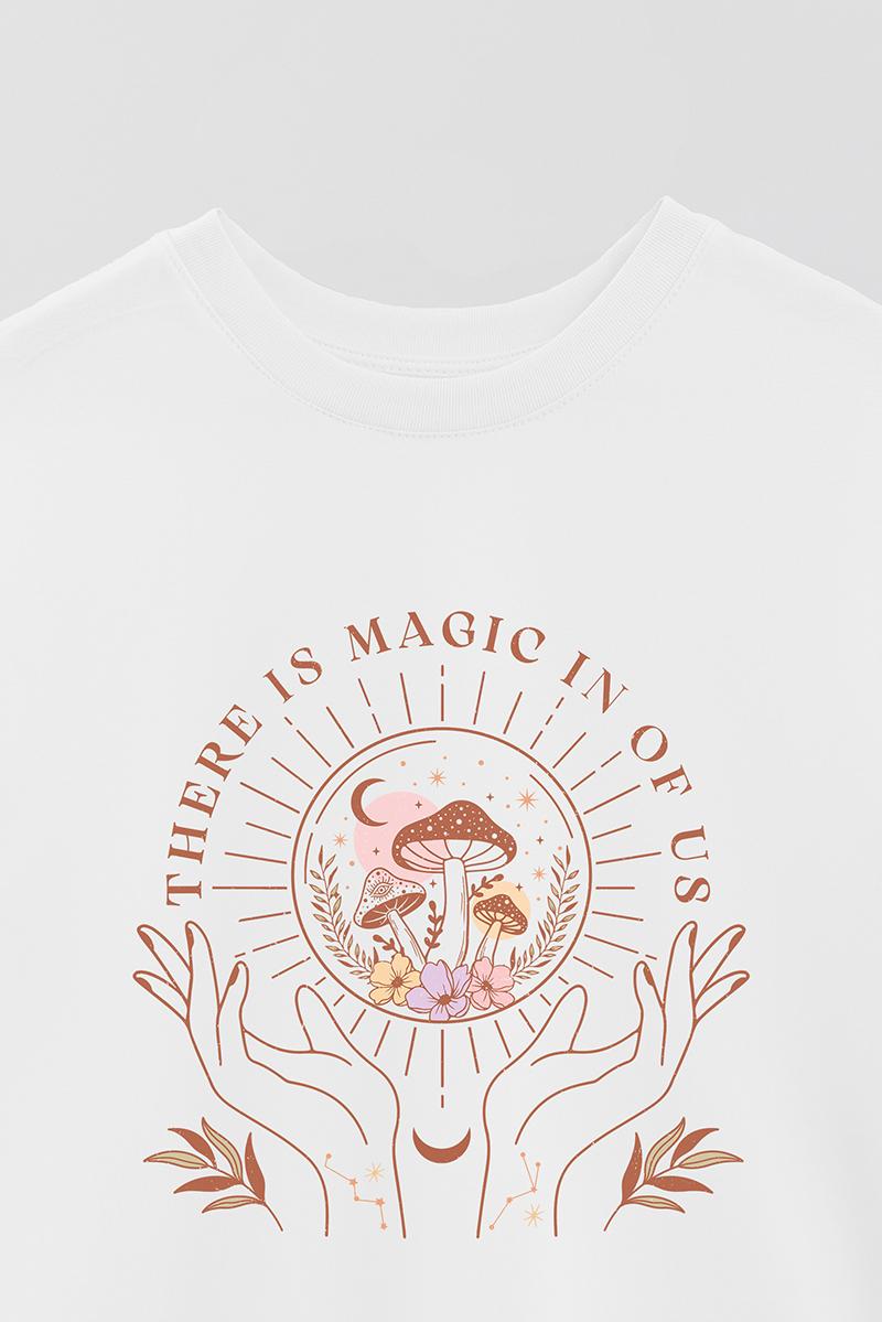 REMERA OVER ESTAMPADA MST THERE IS MAGIC IN OF US