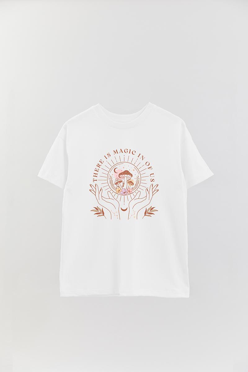 REMERA OVER ESTAMPADA MST THERE IS MAGIC IN OF US