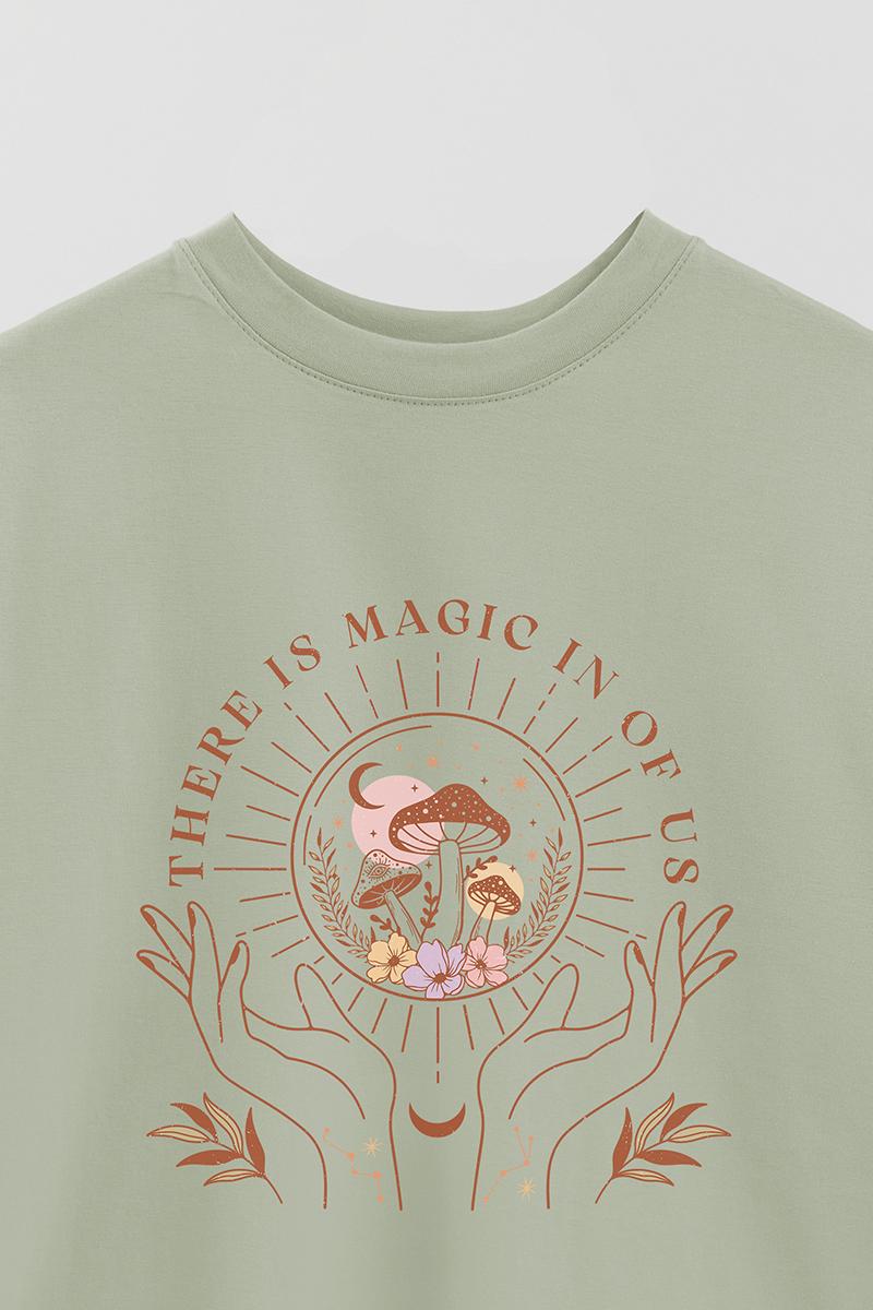 REMERA OVER ESTAMPADA MST THERE IS MAGIC IN OF US