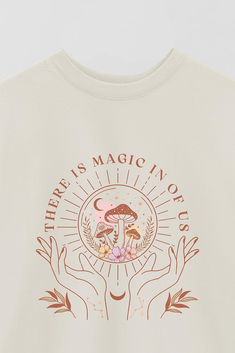 REMERA OVER ESTAMPADA MST THERE IS MAGIC IN OF US