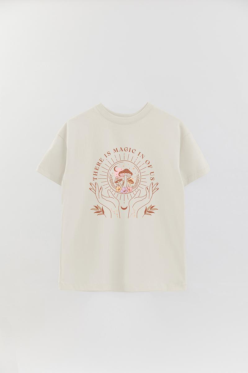 REMERA OVER ESTAMPADA MST THERE IS MAGIC IN OF US