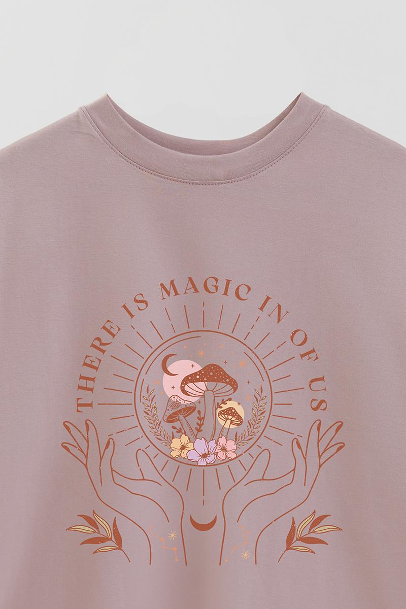 REMERA OVER ESTAMPADA MST THERE IS MAGIC IN OF US
