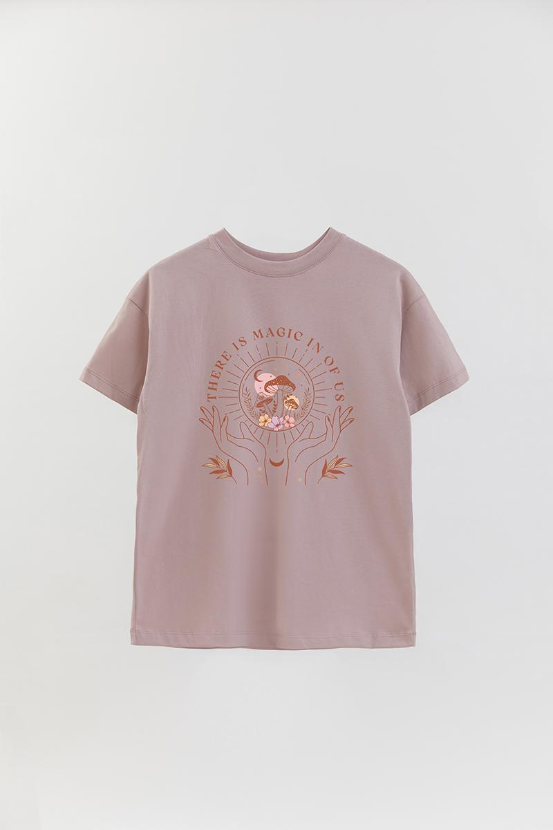 REMERA OVER ESTAMPADA MST THERE IS MAGIC IN OF US