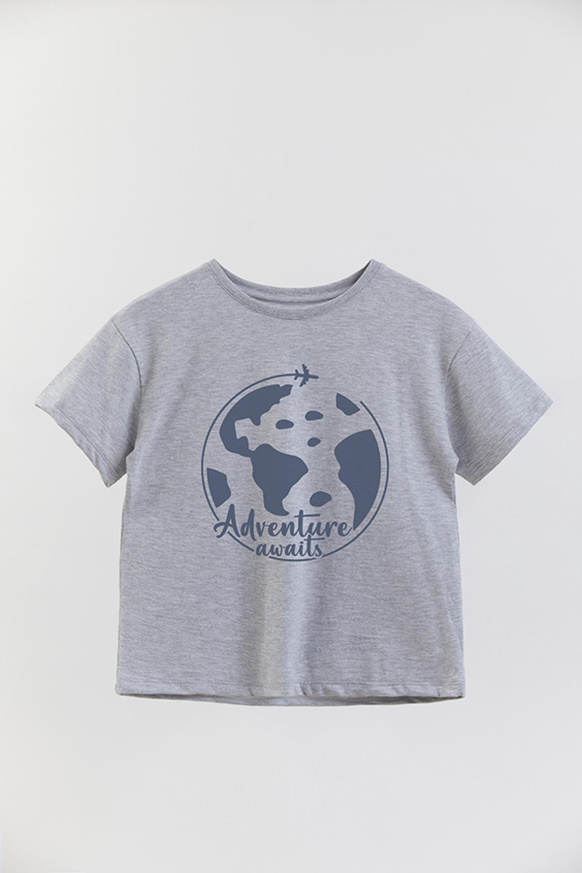 REMERA BOY OVER ADV ADVENTURE AWAITS