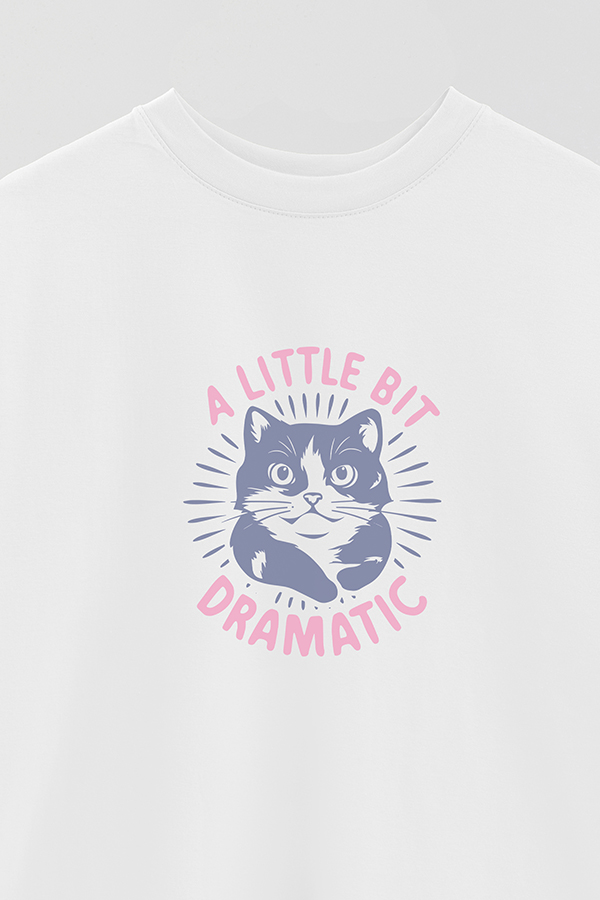 REMERA OVER ESTAMPADA CAT A LITTLE BIT DRAMATIC