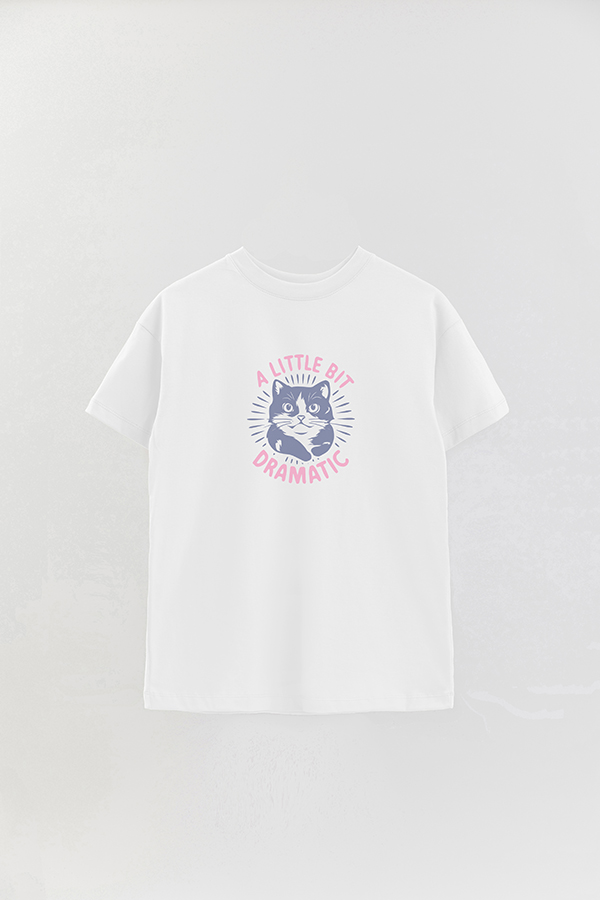 REMERA OVER ESTAMPADA CAT A LITTLE BIT DRAMATIC