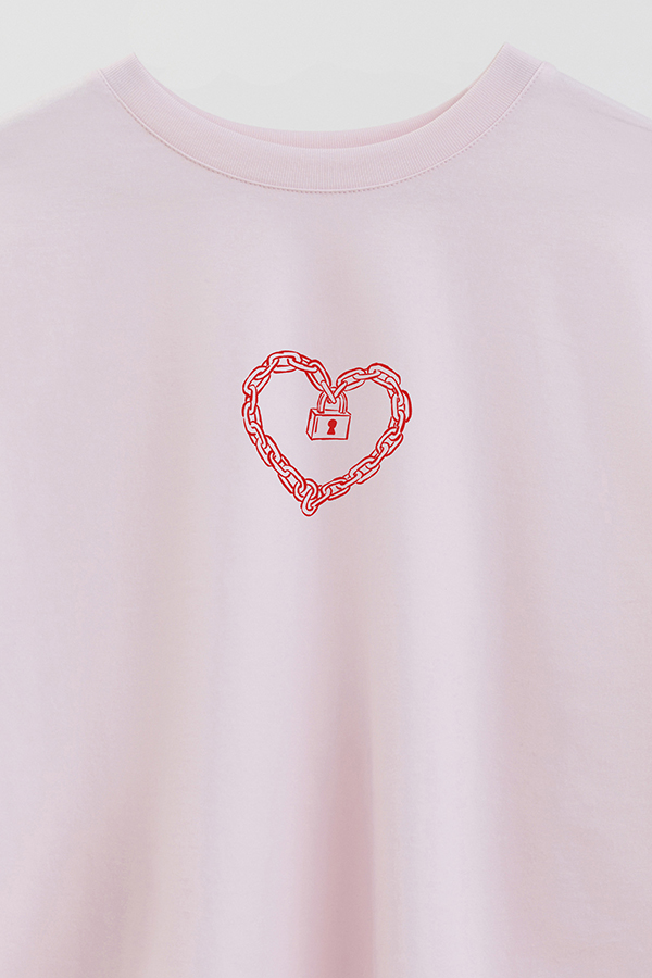 REMERA CROP ESTAMPADA VALENTINE CHAIN