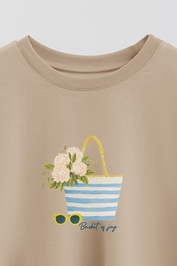 REMERA CROP ESTAMPADA COASTAL BASKET OF JOY