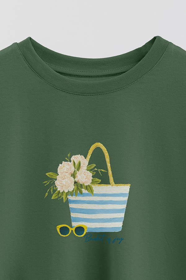 REMERA CROP ESTAMPADA COASTAL BASKET OF JOY