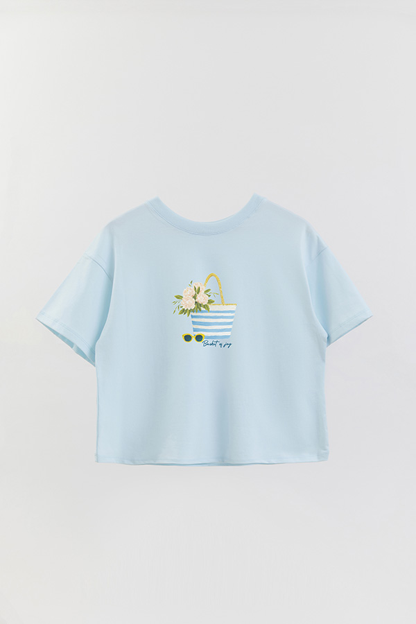 REMERA CROP ESTAMPADA COASTAL BASKET OF JOY