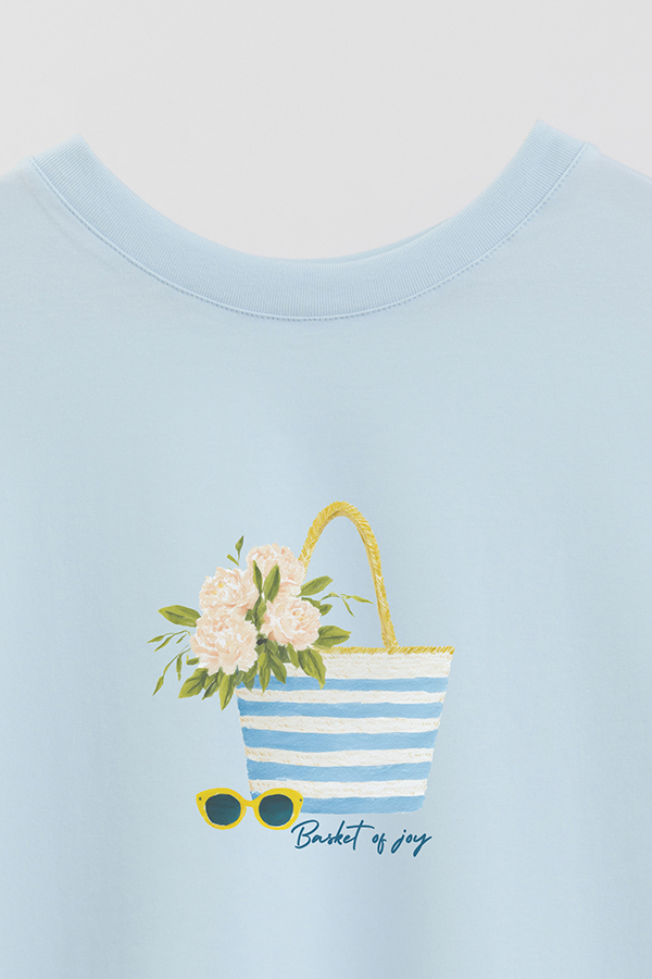 REMERA CROP ESTAMPADA COASTAL BASKET OF JOY