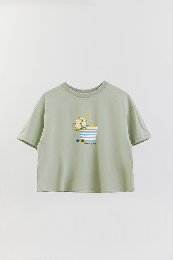 REMERA CROP ESTAMPADA COASTAL BASKET OF JOY