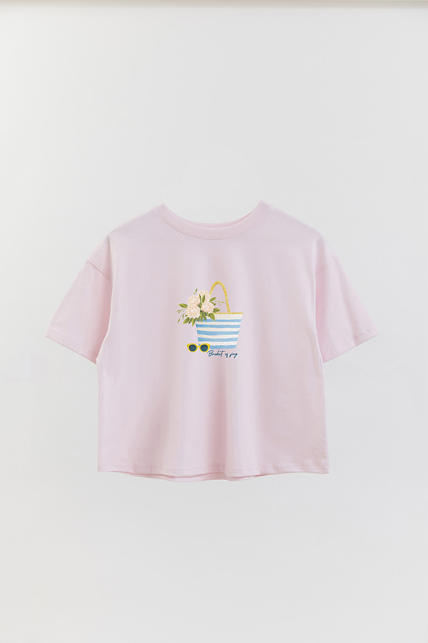 REMERA CROP ESTAMPADA COASTAL BASKET OF JOY
