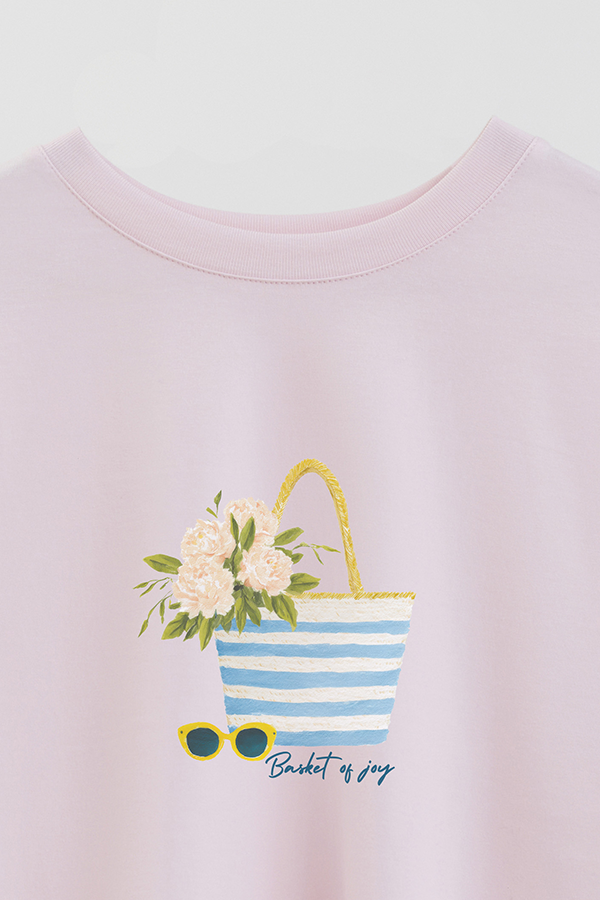 REMERA CROP ESTAMPADA COASTAL BASKET OF JOY