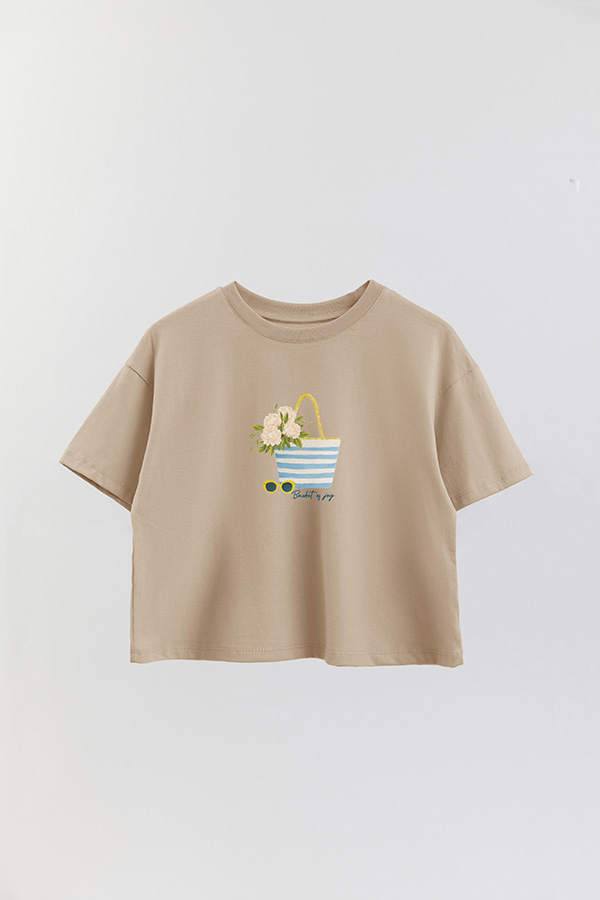 REMERA CROP ESTAMPADA COASTAL BASKET OF JOY
