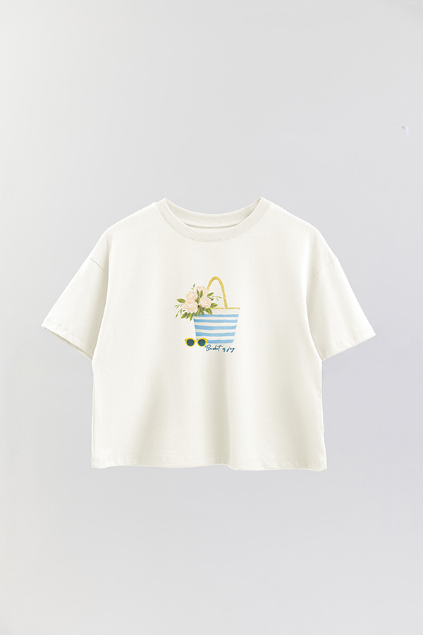 REMERA CROP ESTAMPADA COASTAL BASKET OF JOY