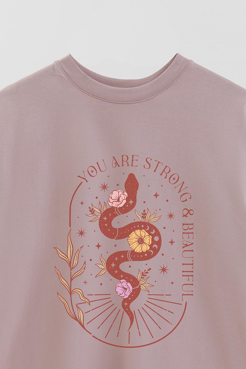 REMERA OVER ESTAMPADA MST YOU ARE STRONG AND BEAUTIFUL