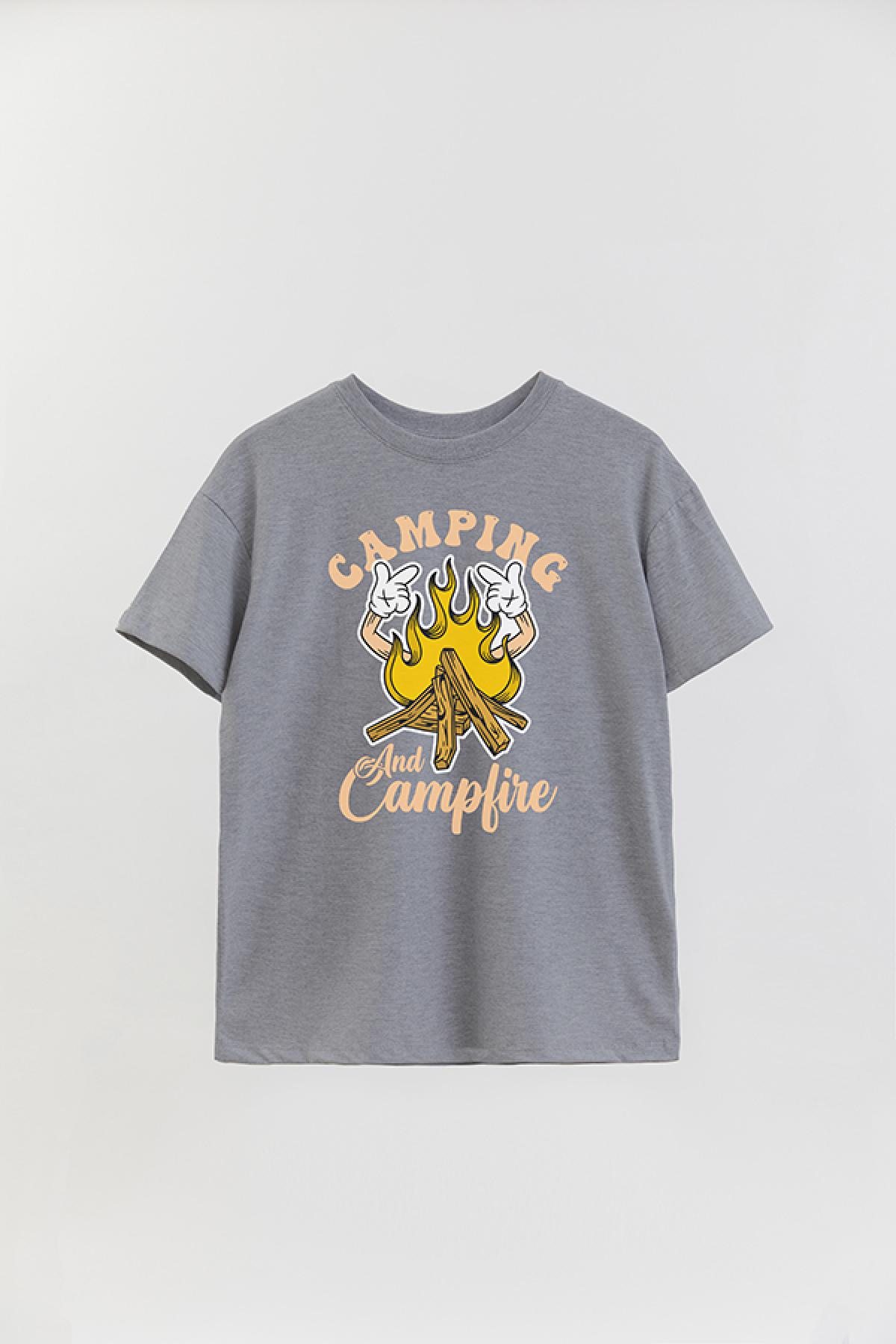 REMERA OVER ESTAMPADA ADVTOON CAMPING AND CAMPFIRE DAY