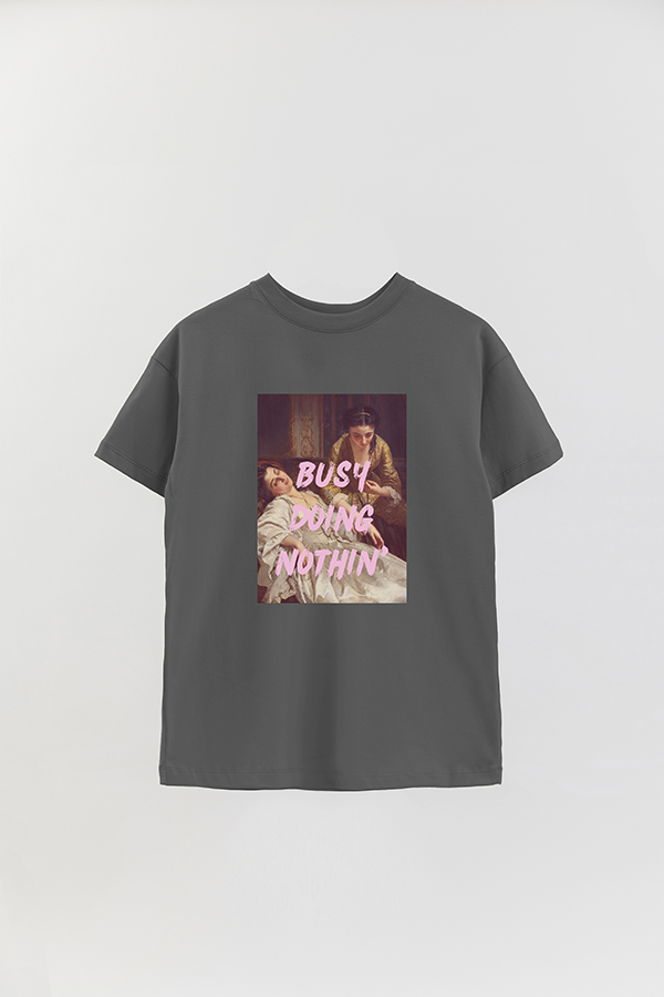 REMERA OVER ESTAMPADA ART COLLECTION 56 BUSY DOING NOTHING