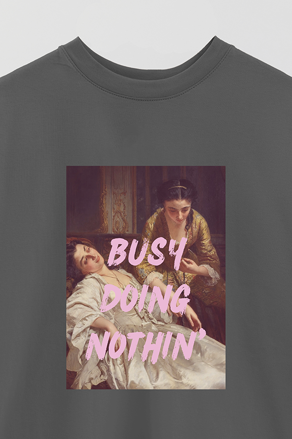 REMERA OVER ESTAMPADA ART COLLECTION 56 BUSY DOING NOTHING