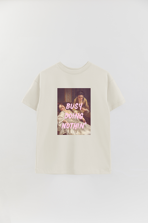 REMERA OVER ESTAMPADA ART COLLECTION 56 BUSY DOING NOTHING