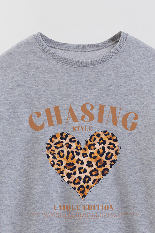 BUZO CREWNECK RUSTICO GIRL ICONIC PRINT CHASING