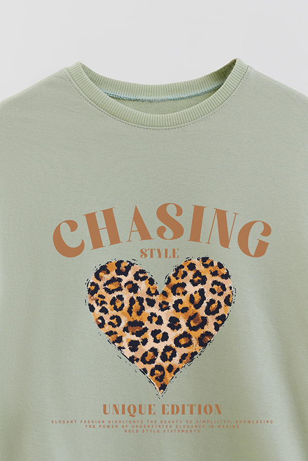 BUZO CREWNECK RUSTICO GIRL ICONIC PRINT CHASING