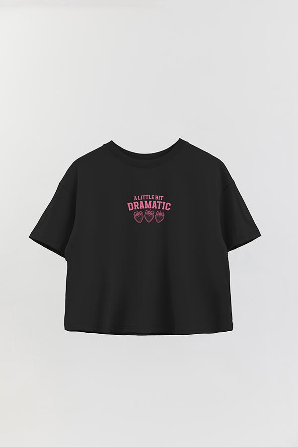 REMERA CROP ESTAMPADA COQUETTE A LITTLE BIT DRAMATIC
