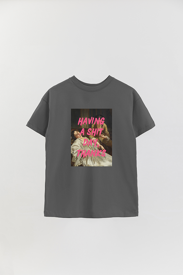 REMERA OVER ESTAMPADA ART COLLECTION 51 HAVING A SHIT DAY