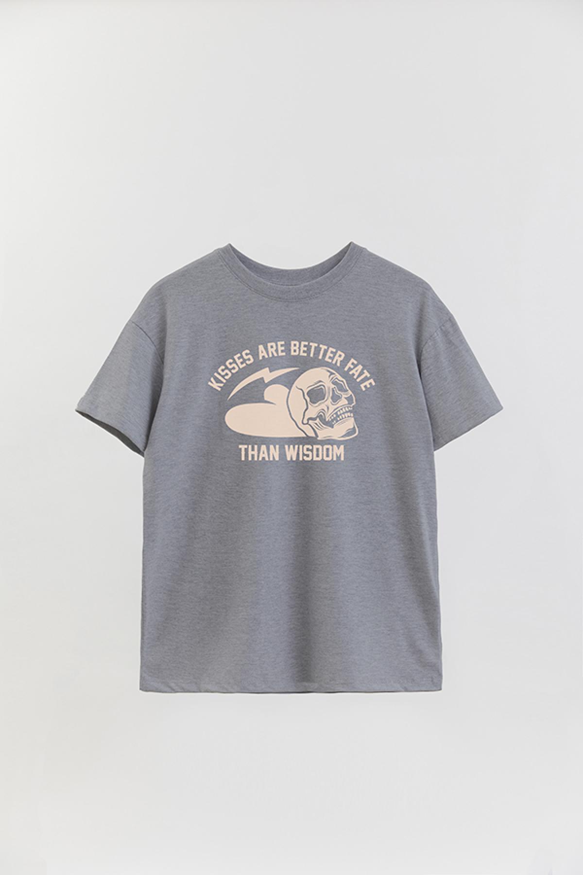 REMERA OVER ESTAMPADA GR KISSES ARE BETTER FATE THAN WISDOM