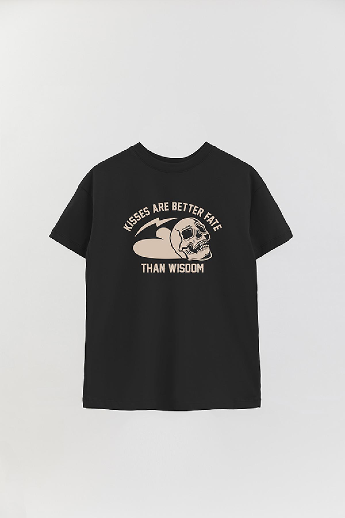 REMERA OVER ESTAMPADA GR KISSES ARE BETTER FATE THAN WISDOM