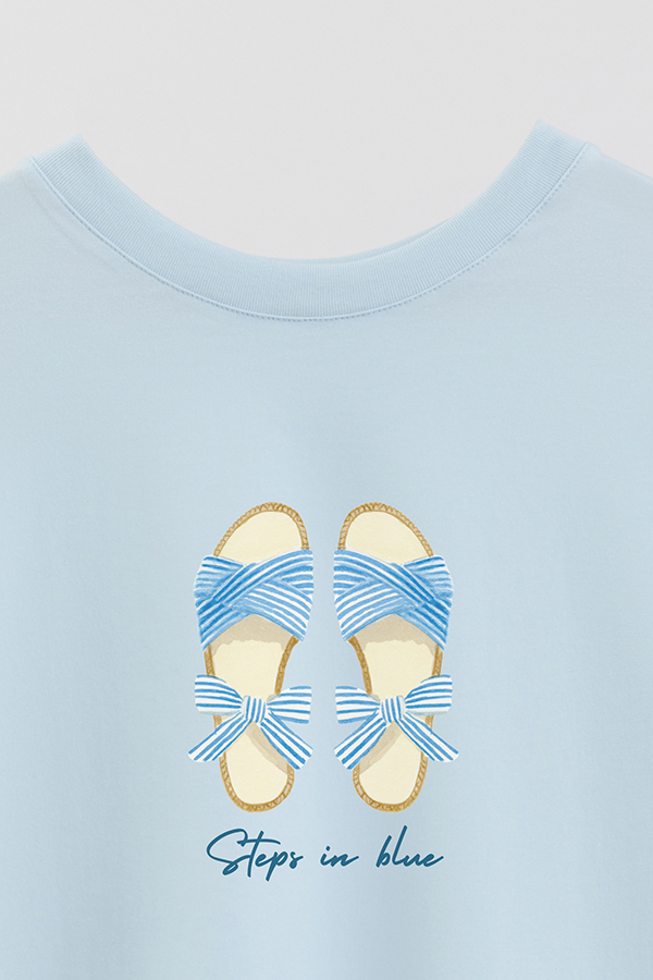 REMERA CROP ESTAMPADA COASTAL STEPS IN BLUE