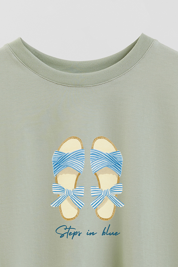 REMERA CROP ESTAMPADA COASTAL STEPS IN BLUE