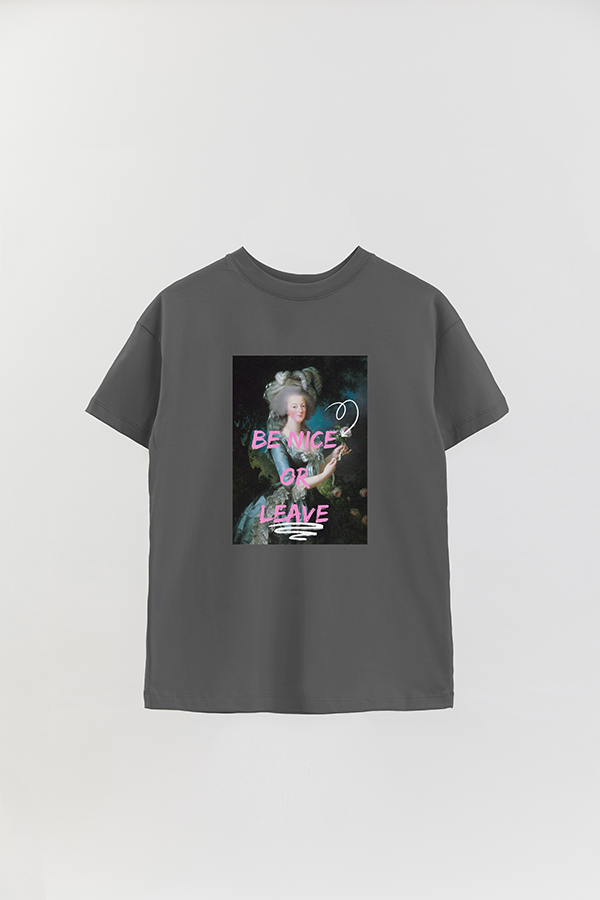 REMERA OVER ESTAMPADA ART COLLECTION 67 BE NICE OR LEAVE