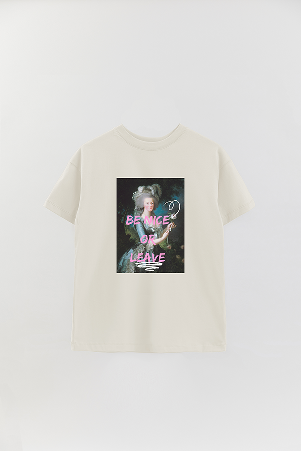 REMERA OVER ESTAMPADA ART COLLECTION 67 BE NICE OR LEAVE