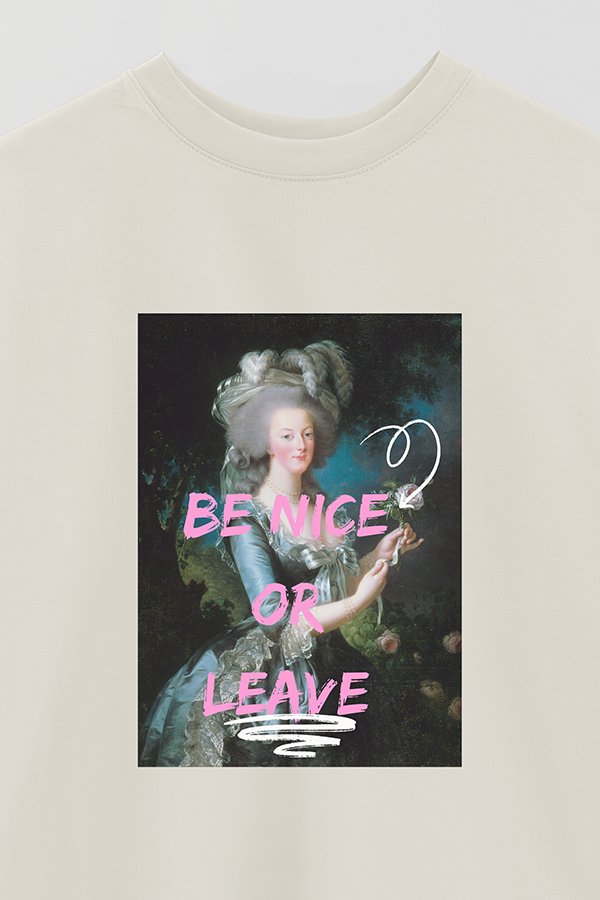 REMERA OVER ESTAMPADA ART COLLECTION 67 BE NICE OR LEAVE