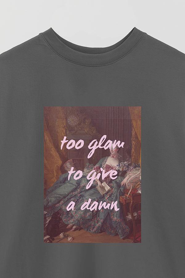 REMERA OVER ESTAMPADA ART COLLECTION 32 TOO GLAM TO GIVE A DAMN