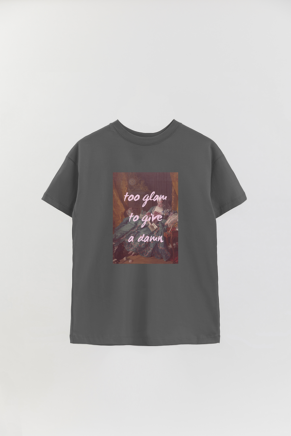 REMERA OVER ESTAMPADA ART COLLECTION 32 TOO GLAM TO GIVE A DAMN