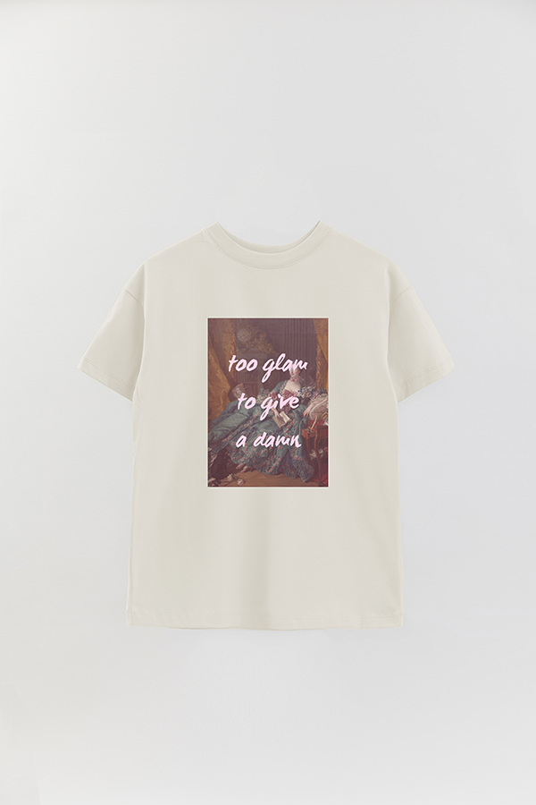 REMERA OVER ESTAMPADA ART COLLECTION 32 TOO GLAM TO GIVE A DAMN