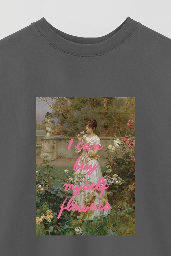 REMERA OVER ESTAMPADA ART COLLECTION 29 I CAN BUY MYSELF FLOWERS