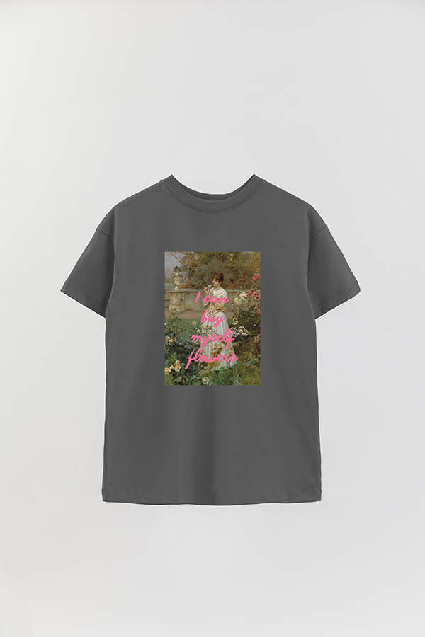 REMERA OVER ESTAMPADA ART COLLECTION 29 I CAN BUY MYSELF FLOWERS