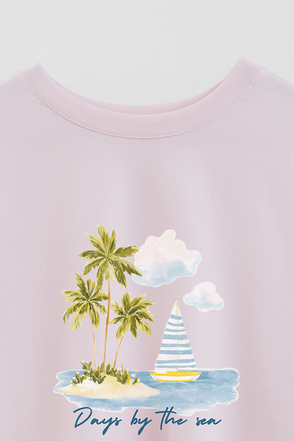 REMERA CROP ESTAMPADA COASTAL DAYS BY THE SEA