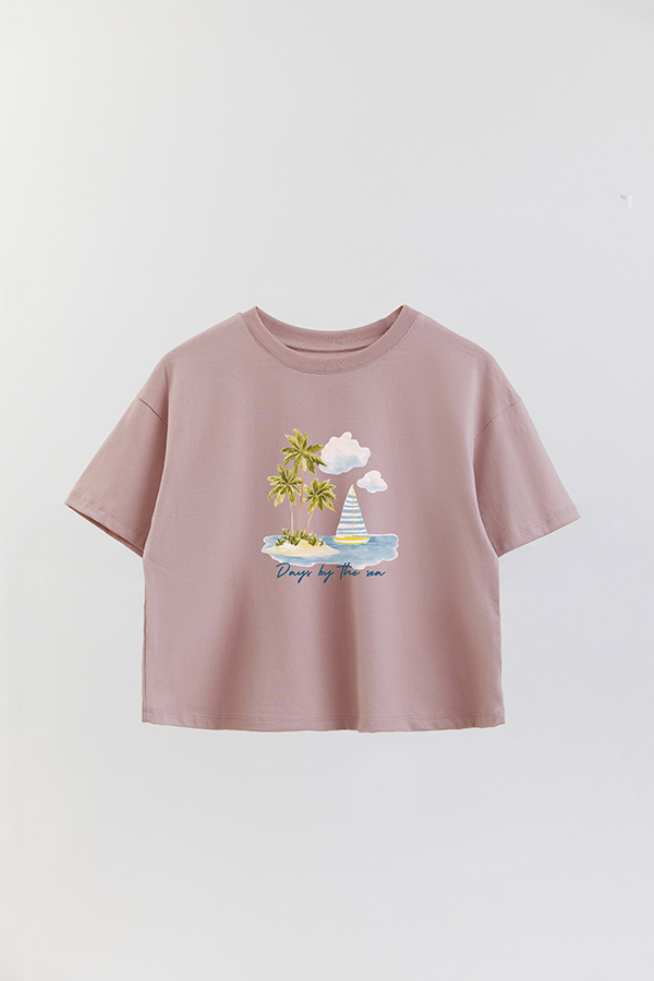 REMERA CROP ESTAMPADA COASTAL DAYS BY THE SEA