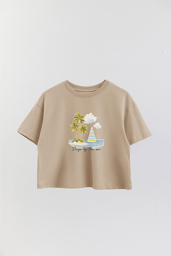 REMERA CROP ESTAMPADA COASTAL DAYS BY THE SEA