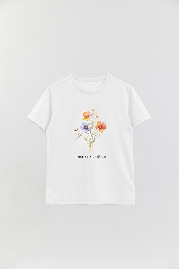 REMERA BASICA ESTAMPADA FREE AS A WILDFLOWER
