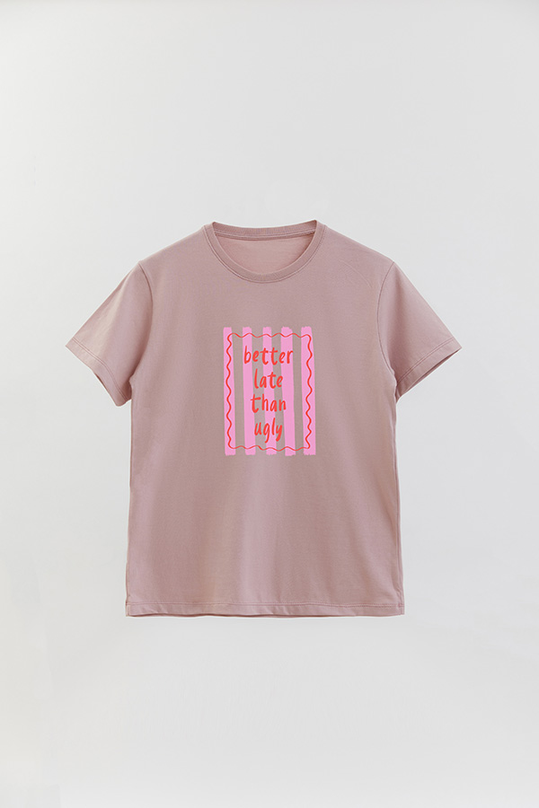 REMERA BASICA ESTAMPADA HD BETTER LATE